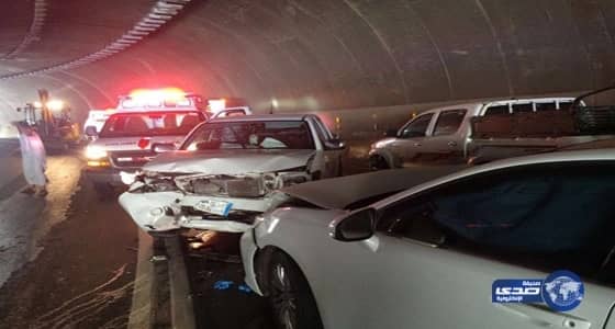 بالصور.. لجان الانتخابات الإيرانية بدون ستائر والناخبون يشاورون بعضهم