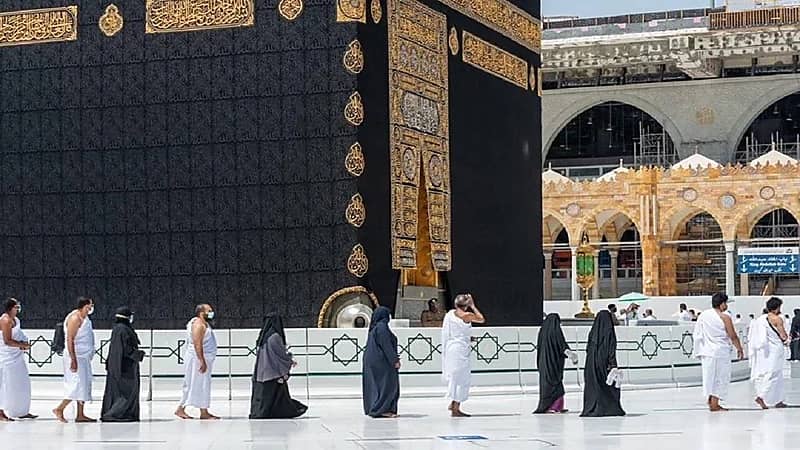 الإطاحة بـ وافدين تورطا في حيازة 7 قطع من قماش ثوب الكعبة