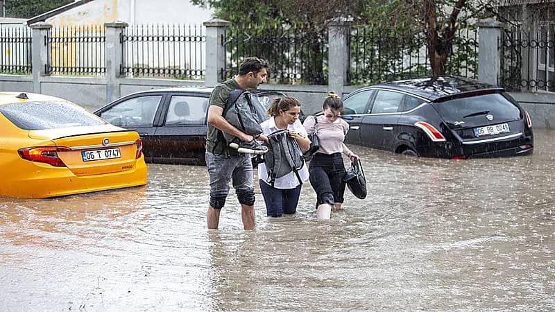 تحذير من الفيضانات بـ11 منطقة تركية