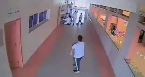 بالفيديو.. مشاجرة بين طالبين بإحدى مدارس الرياض أدت لتوقف تنفس أحدهما