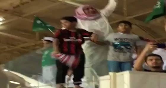 بالفيديو.. رئيس الوحدة ونائبه يتراقصون مع الجماهير.. وآل الشيخ يعلق : وش أسوي في هالرئيس