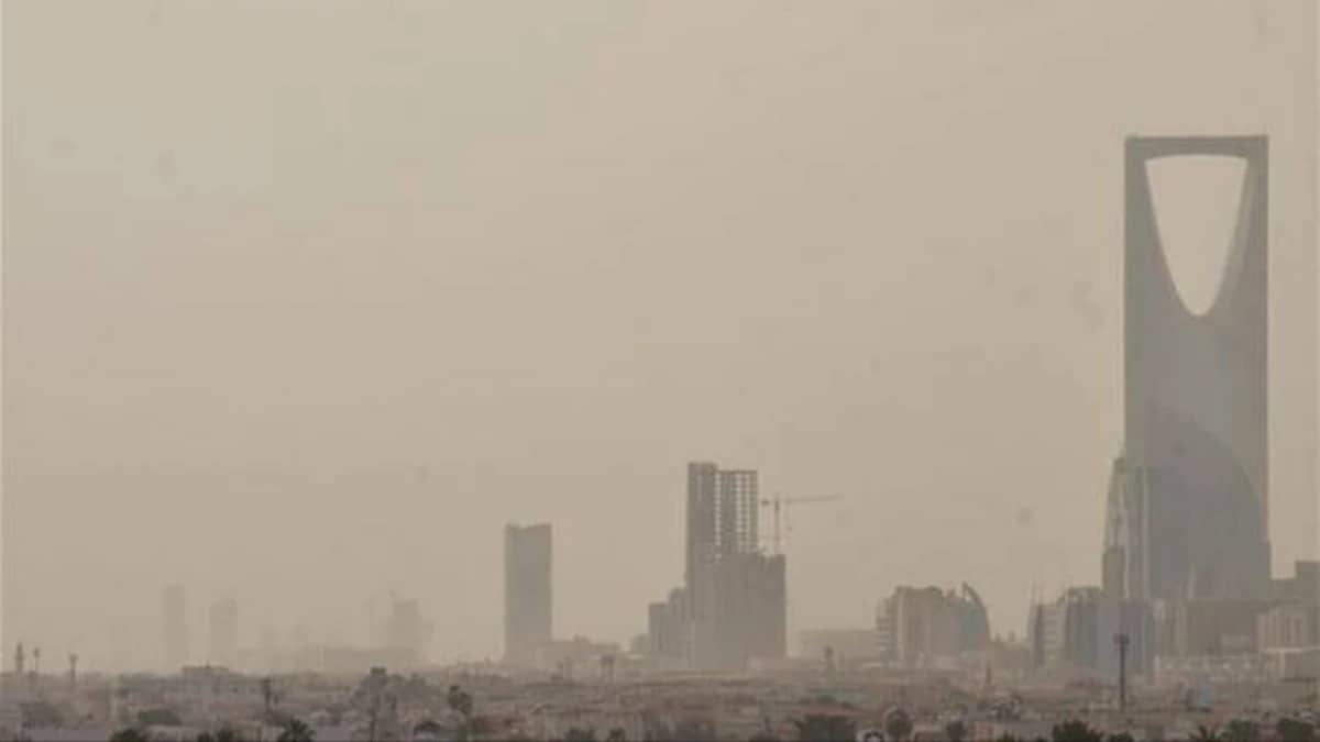 أتربة ورياح تسود أجواء الرياض