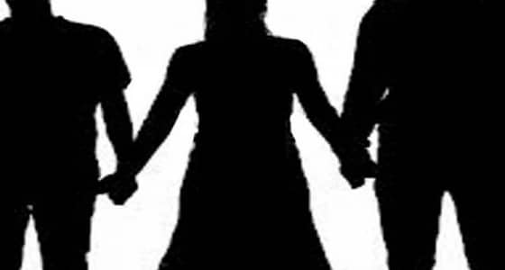 امرأة تجمع بين زوجين في وقت واحد