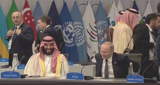 بالفيديو.. الكاميرات تضبط وزير خارجية تركيا يسترق السمع لحديث ولي العهد وبوتين