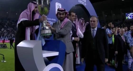 بالفيديو.. رئيس هيئة الرياضة يتوج لاعبي لاتسيو بالسوبر الإيطالي