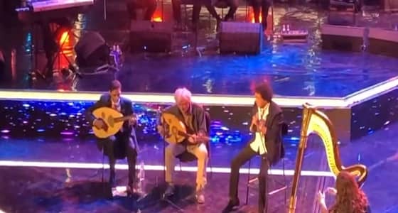 بالفيديو..محمد منير يلازم الكرسي في أحدث حفلاته