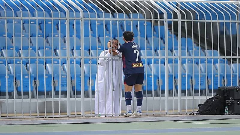 فيديو .. لحظة تقبيل لاعب العدالة رأس والده عقب الفوز أمام الشباب