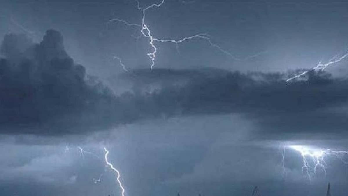 سحب رعدية ممطرة تسود أجواء الباحة