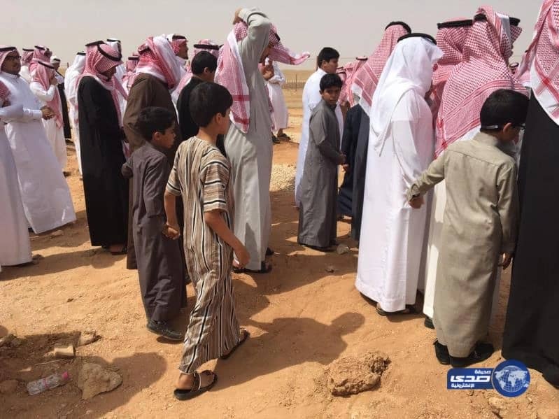 صور مؤثرة لـ "طلاب" ابتدائية بعرعر أصرّوا على تشييع معلمهم إلى المقبرة