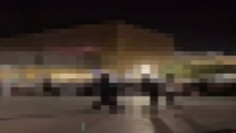 شاهد.. لحظة القبض على مغني راب في إحدى المجمعات بالرياض