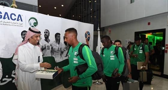 بالصور.. " الأخضر " يطير إلى معسكره الأخير بسويسرا