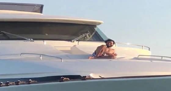 بالفيديو.. محمد صلاح يحيي جمهوره من على متن " يخت "