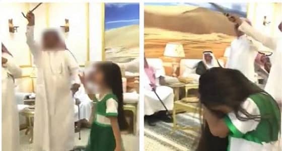 بالفيديو.. طفلة تتعرض لضربة بـ " السيف " خلال احتفالات اليوم الوطني