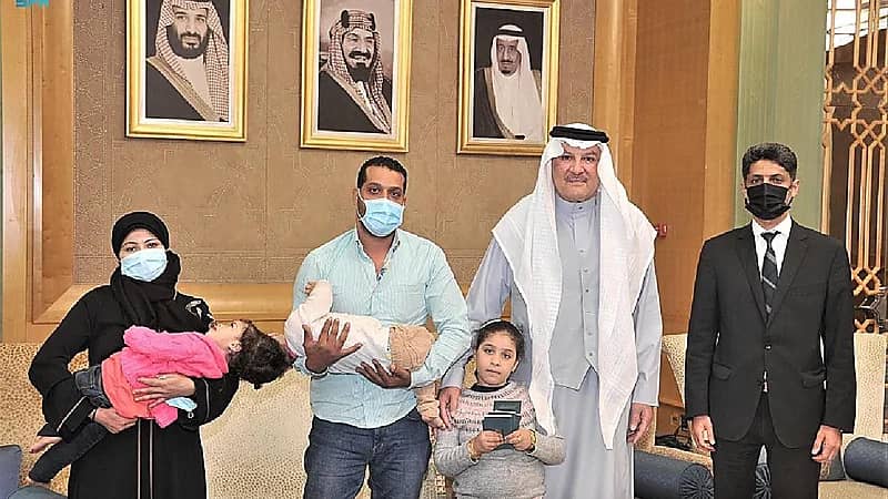 نقلي يستقبل التوأم السيامي المصري "سارة وسلمى" قبل سفرهما للمملكة