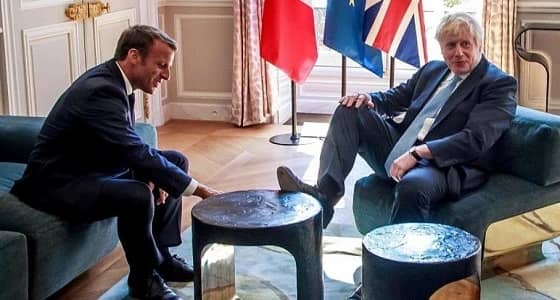 قصة صورة بوريس جونسون المثيرة للجدل في قصر الإليزيه