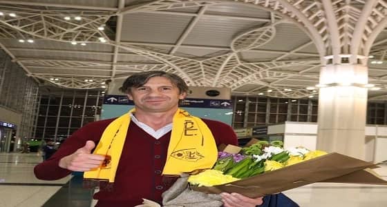 بالصور.. لحظة وصول مدرب أحد الجديد إلى مطار الأمير محمد بن عبدالعزيز