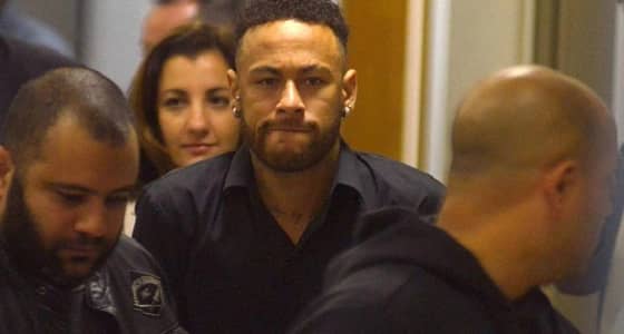 نيمار يظهر بالعكازين أثناء التحقيق معه بشأن تهمة جديدة مرتبطة بجريمة الاغتصاب