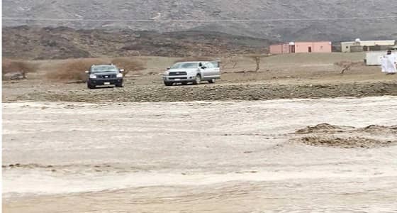 السيول تحتجز محافظ و4 مسؤولين في الباحة