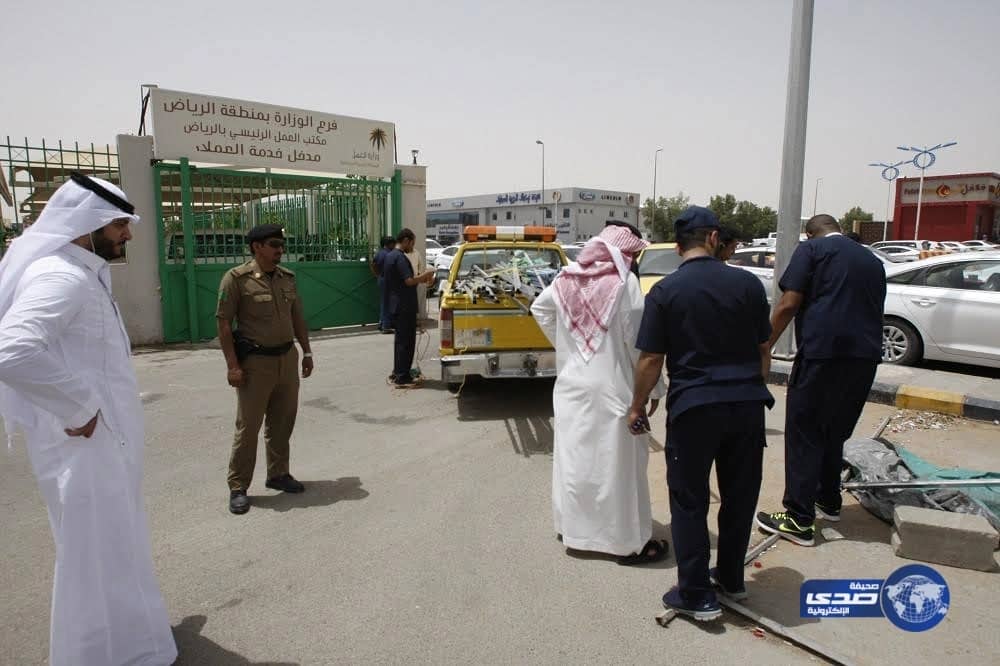 بالصور..عمل الرياض يفاجئ المخالفين المجاورين لمقره ويزيل جميع الأكشاك والمكاتب المؤقتة