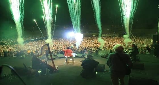 شاهد.. محمد منير يُغني على كرسي بسب مرضه