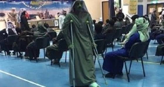 رغم إصابته.. مدير مدرسة يختبر طلابه على عكازين