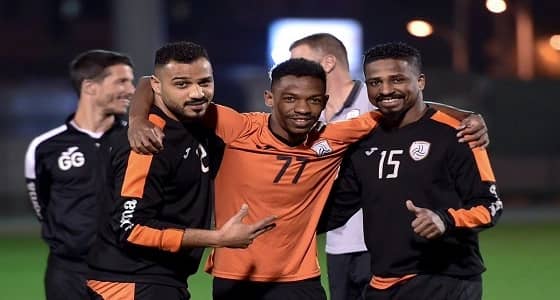 عضو شرف الأهلي يفاجيء لاعبي الشباب قبل مواجهة الهلال