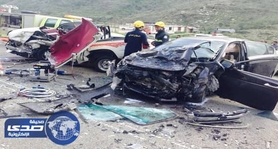 إصابة 10 اشخاص بينهم أطفال في حادث تصادم سيارتين بالطائف