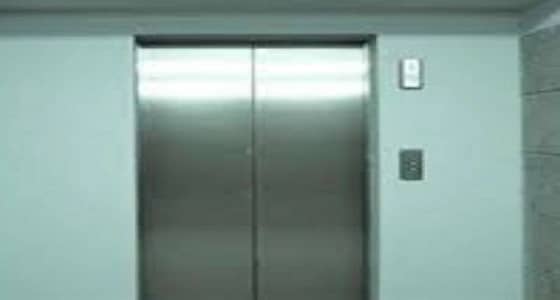 احتجاز شخص داخل مصعد بالعاصمة المقدسة