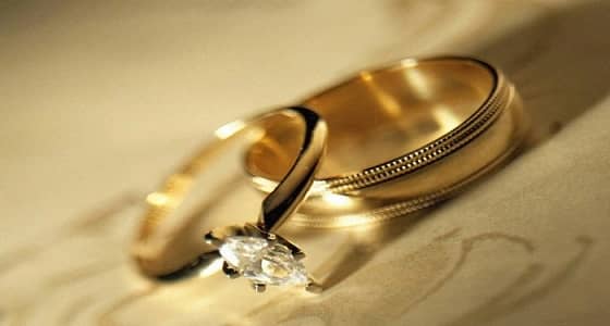 شاب يتقدم لخطبة فتاة ثم يغير رأيه ويطلب يد أمها!