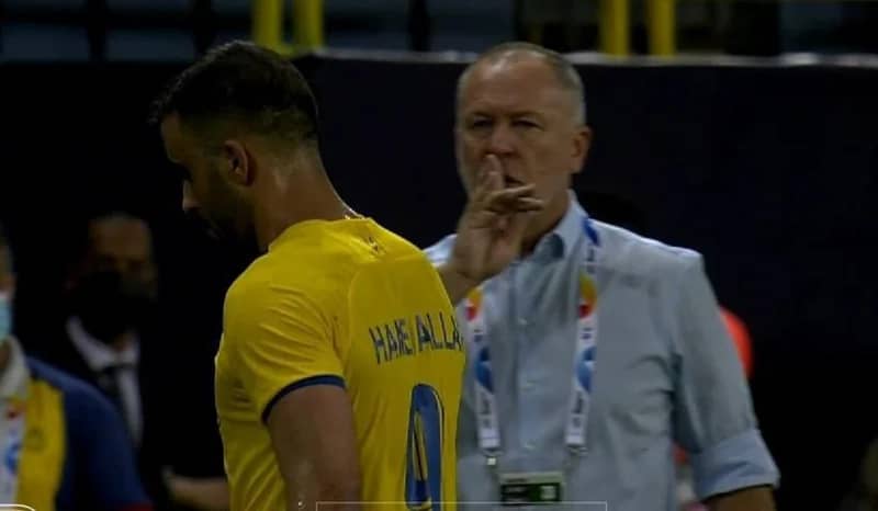 شاهد .. لحظة غضب "حمدالله" عند استبداله وردة فعل المدرب تثير الجدل