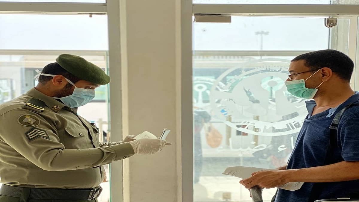 شاهد.. جوازات ميناء ضباء تنهي إجراءات سفر 400 مصريا إلى وطنهم