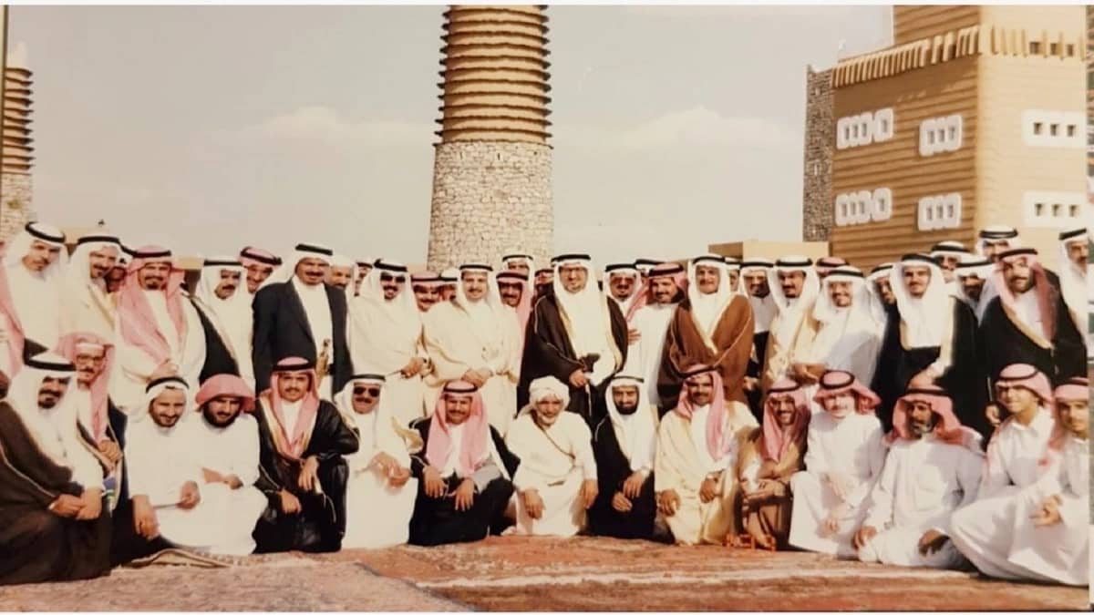 صورة نادرة للأمير خالد الفيصل خلال افتتاح قرية منطقة عسير في 1405هـ