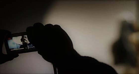 أربعيني يوثق مقطعًا لزوجته الخائنة في أوضاع مخلة