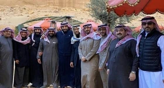 بالصور.. ولي العهد في مطعم بالعلا