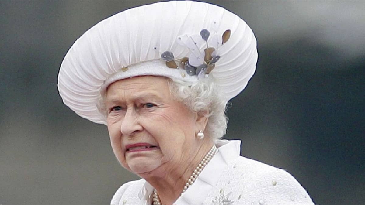 بالصورة..الملكة إليزابيث خائفة من " كورونا "