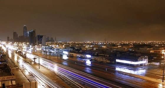 هطول أمطار رعدية مصحوبة برياح نشطة على الرياض