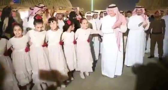 بالفيديو.. أمير جازان يشارك الأطفال فرحتهم بأداء «رقصة شعبية»