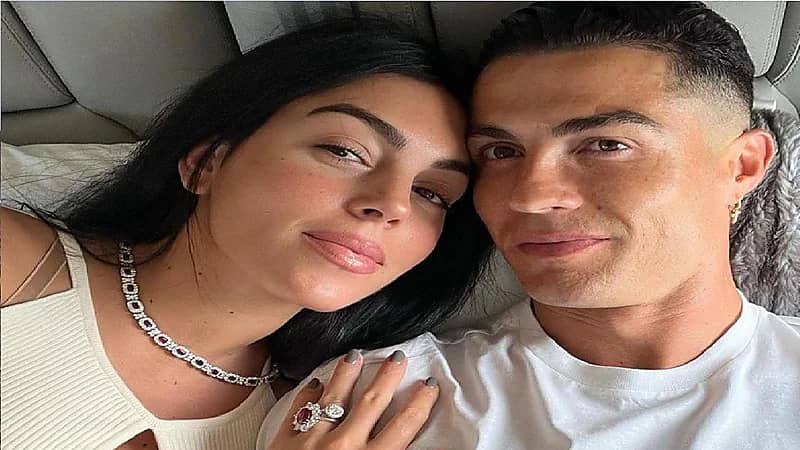 جورجينا تودع قطر برسالة وصورة لطفلتها الرضيعة