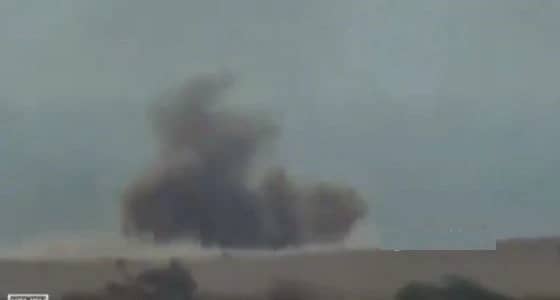 بالفيديو.. " الحوثي " تستمر في جرائمها بقصف شاحنة مواد غذائية بالحديدة