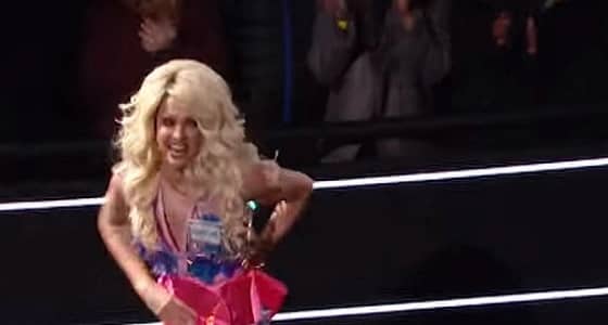 موقف محرج لمغنية مشهورة تفقد تنورتها على المسرح