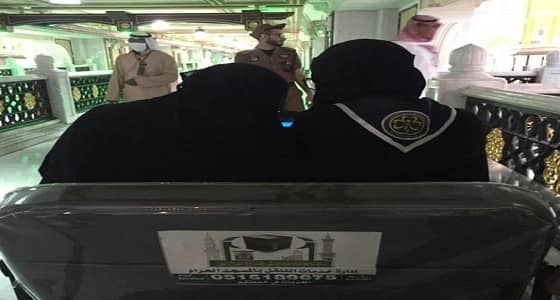 بالصور.. نساء يقدن عربات نقل كهربائية بالمسجد الحرام لأول مرة