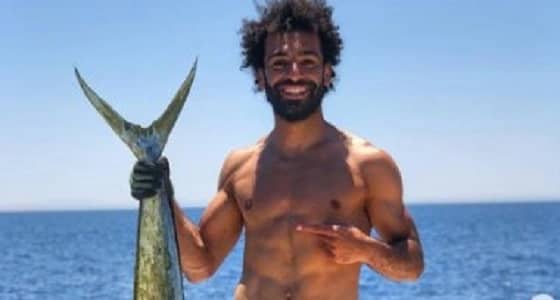 بالصور.. محمد صلاح يشارك جمهوره نجاحه بإصطياد سمكة عملاقة
