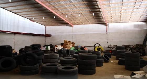 التحقيق مع صاحب منشأة مخزن فيها 3000 إطار سيارات مستعمل بجازان