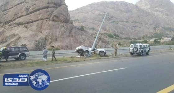 بالصور.. إنقاذ مواطن من داخل سيارة ارتطمت في عامود إنارة بتنومة