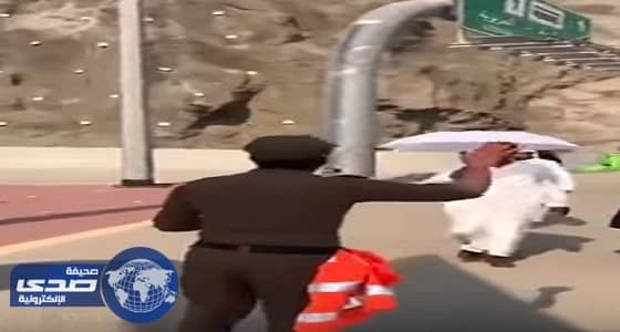 بالفيديو.. رجل أمن للحجاج: سامحونا إذا قصرنا معكم