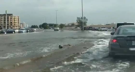 بالفيديو.. كميات كبيرة من المياه تملأ شوارع السامر عقب أمطار جدة