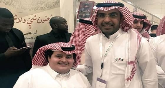 بالصور.. أبو جفين يوقع كتابة " توصون شي ولاش " بطاقم حراسة