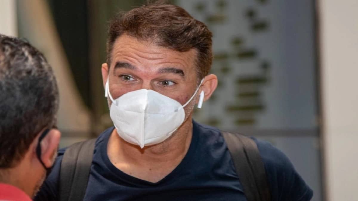 بالصور..لحظة وصول مدرب الشباب إلى الرياض