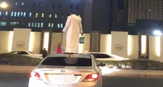 بالفيديو.. ضبط شخص حاول حرق نفسه فوق سيارة بمكة
