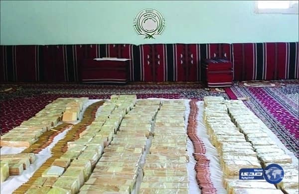 "مجاهدو جازان" يضبطون كميات من الحشيش والخمور ومهربين